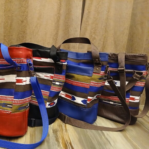 New Bucket Saddle Purse Crossbody Bag Southwestern Sarape Stripe Red White Blue - Picture 2 of 16